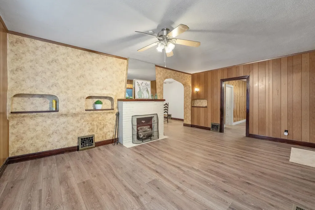 537 S Broadview Wichita KS 67218