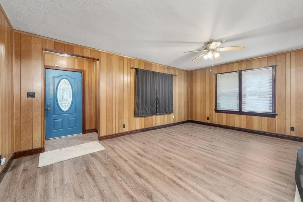 537 S Broadview Wichita KS 67218