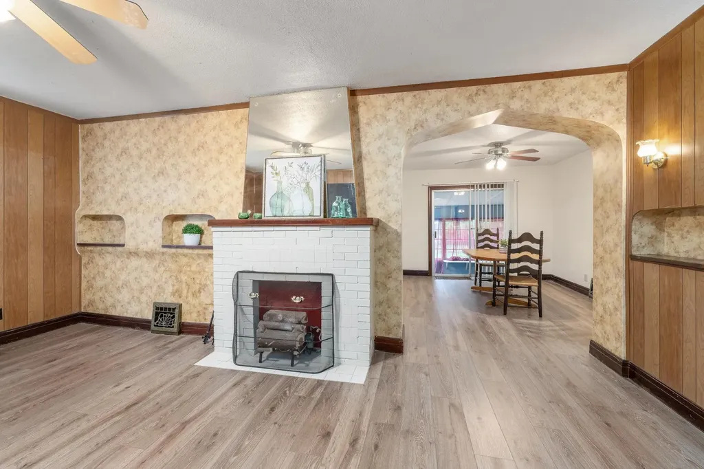 537 S Broadview Wichita KS 67218