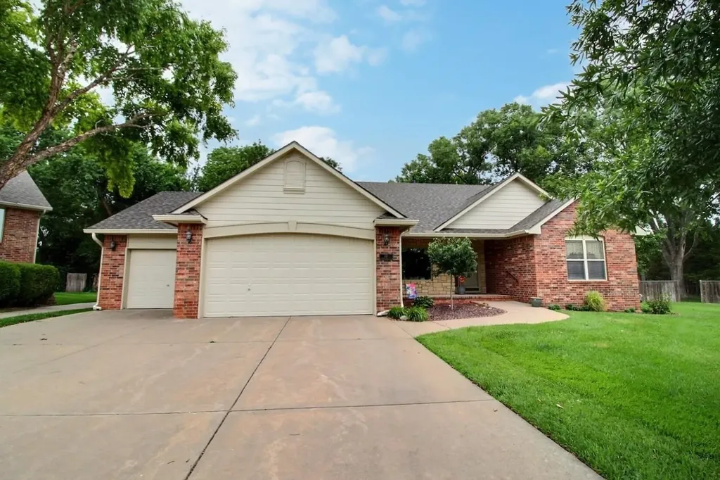 241 S Maple Dunes Court Wichita KS 67235