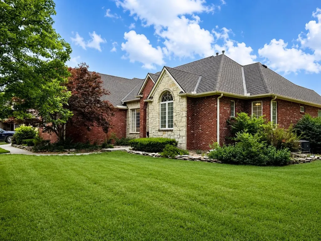 2534 Briarwood Hutchinson KS 67502