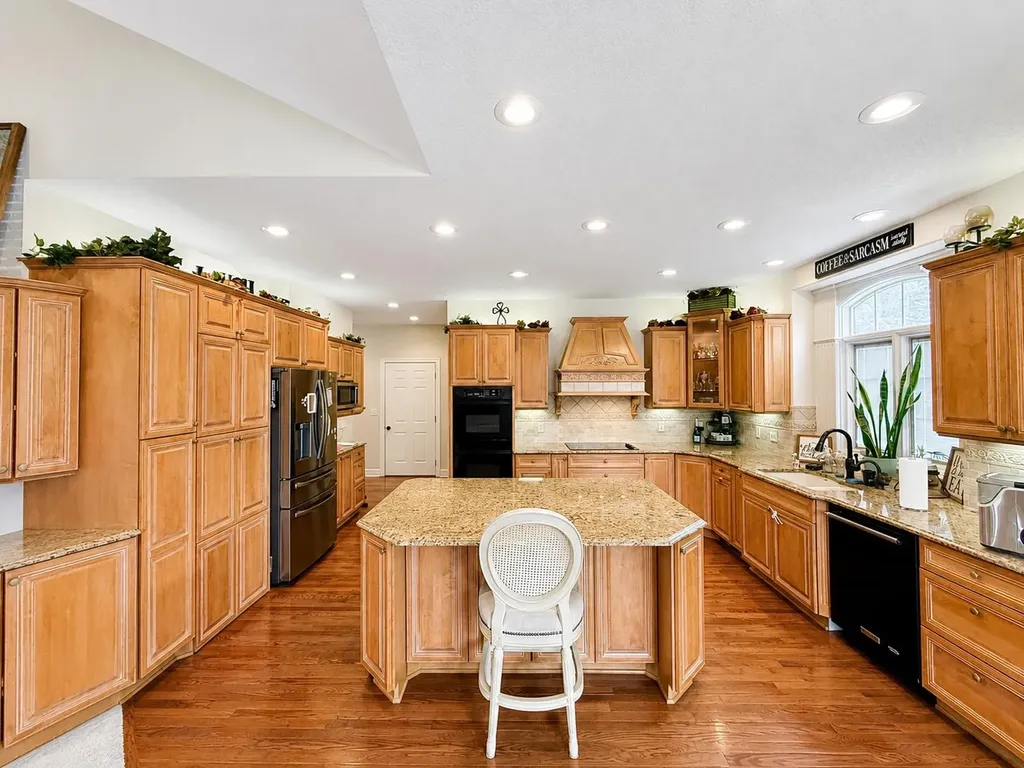 2534 Briarwood Hutchinson KS 67502