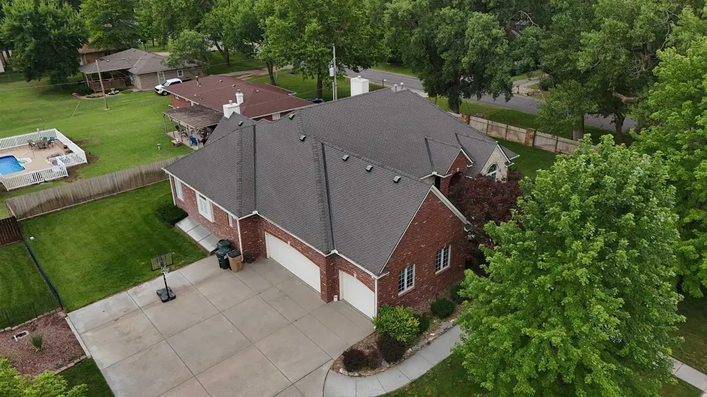 2534 Briarwood Hutchinson KS 67502