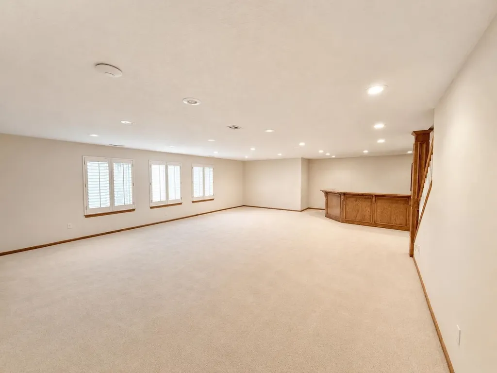 2534 Briarwood Hutchinson KS 67502