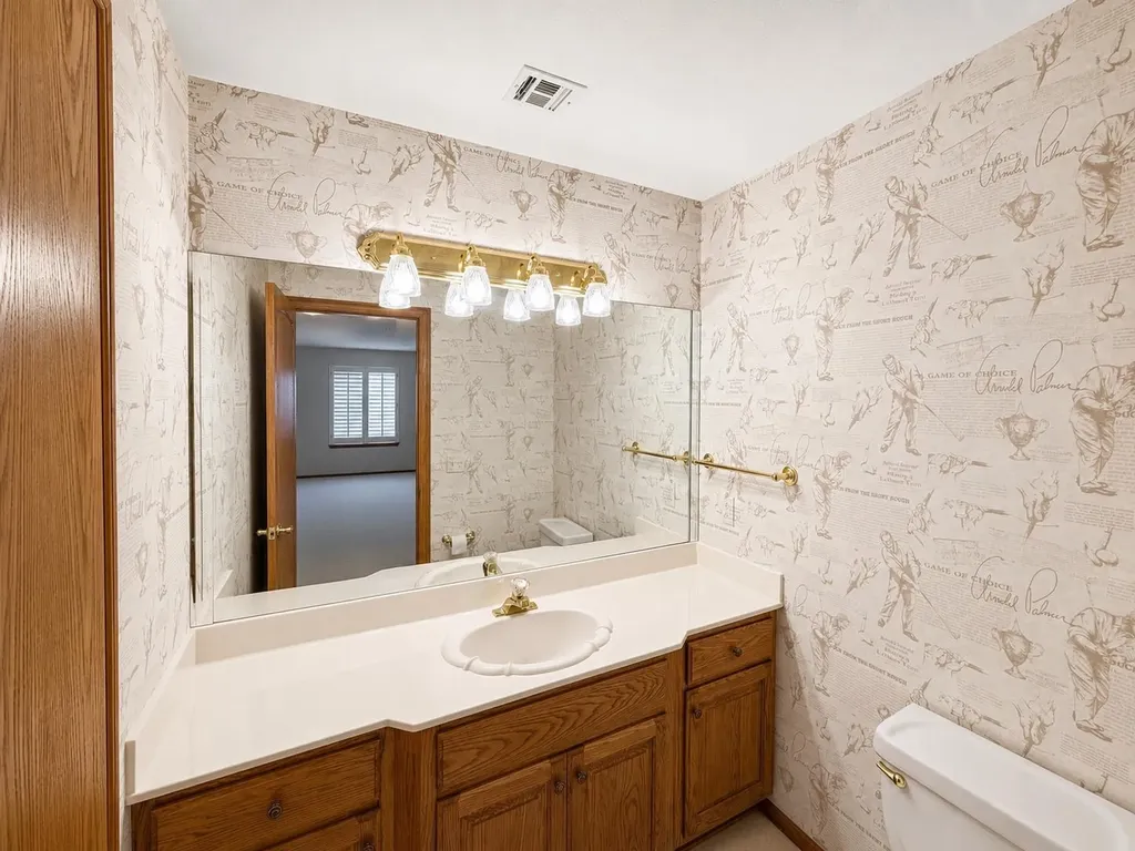 2534 Briarwood Hutchinson KS 67502