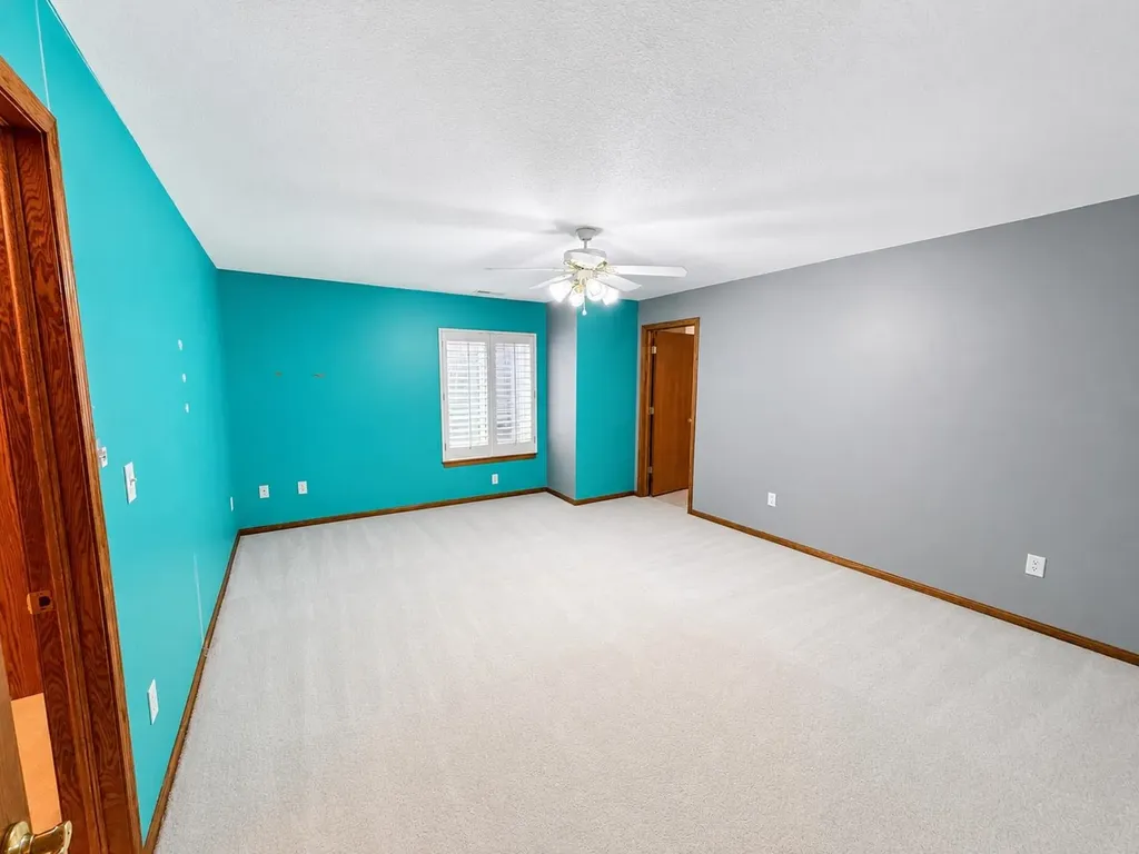 2534 Briarwood Hutchinson KS 67502