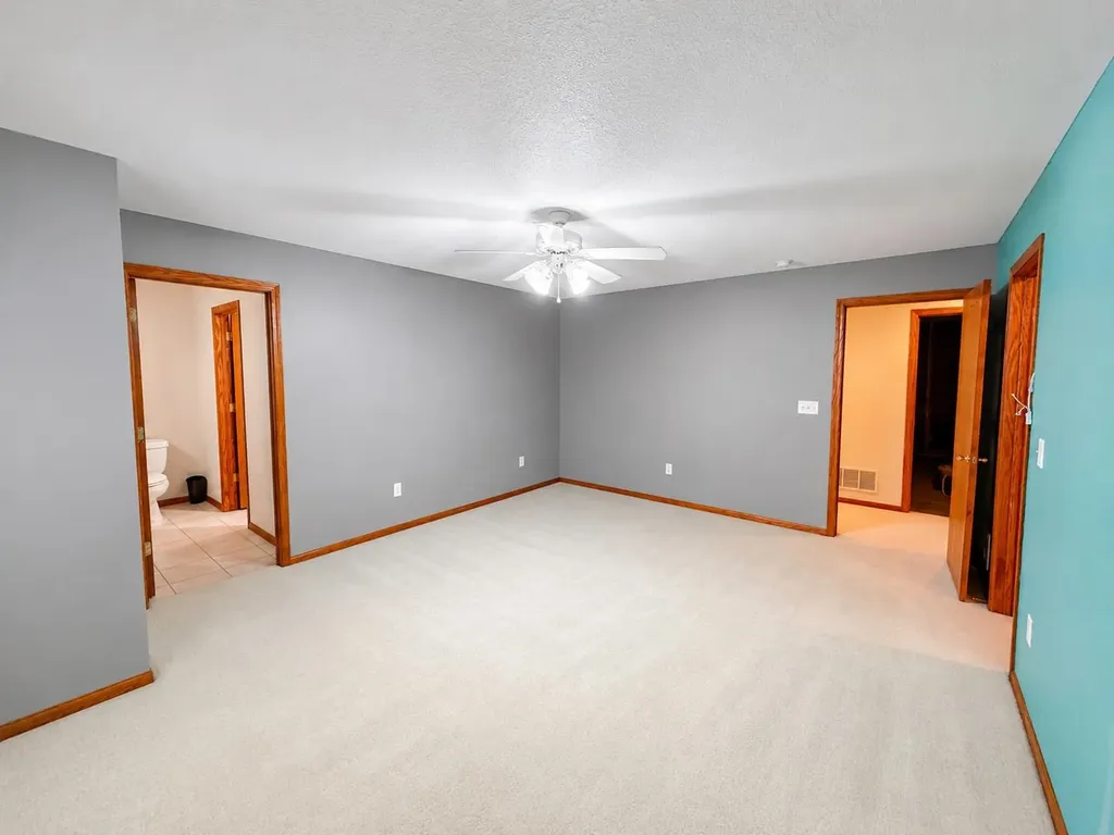 2534 Briarwood Hutchinson KS 67502