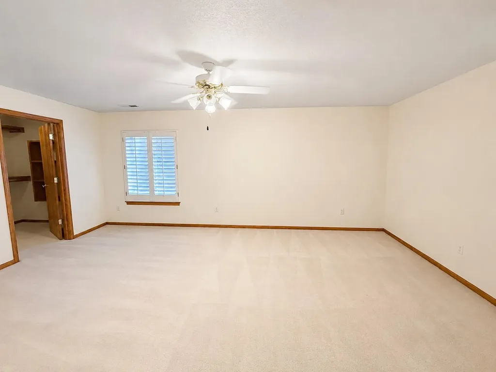 2534 Briarwood Hutchinson KS 67502