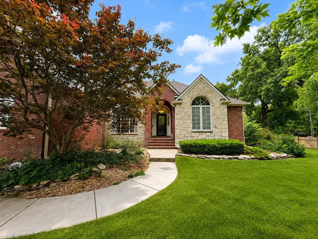 2534 Briarwood Hutchinson KS 67502