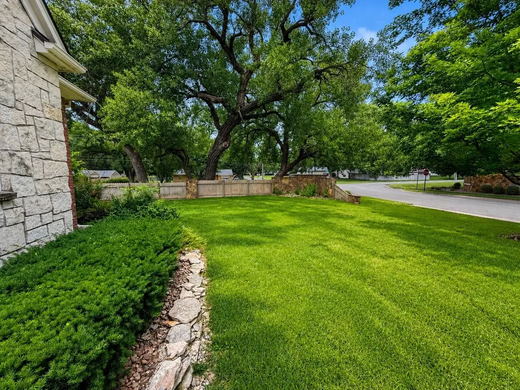 2534 Briarwood Hutchinson KS 67502