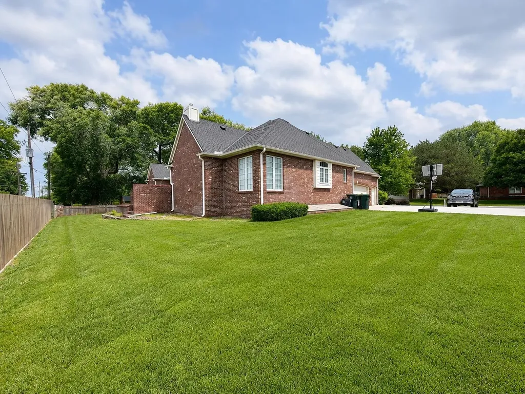 2534 Briarwood Hutchinson KS 67502