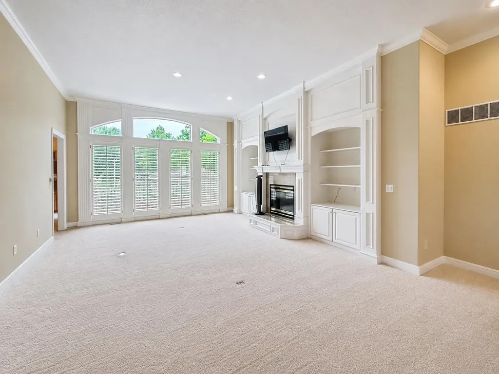 2534 Briarwood Hutchinson KS 67502