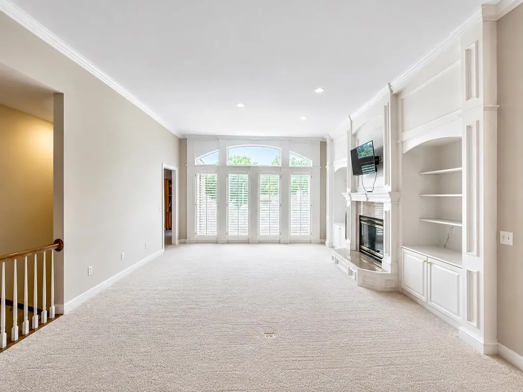 2534 Briarwood Hutchinson KS 67502