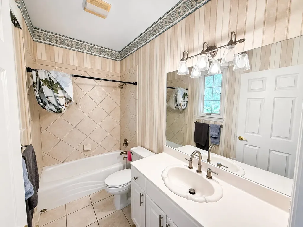 2534 Briarwood Hutchinson KS 67502