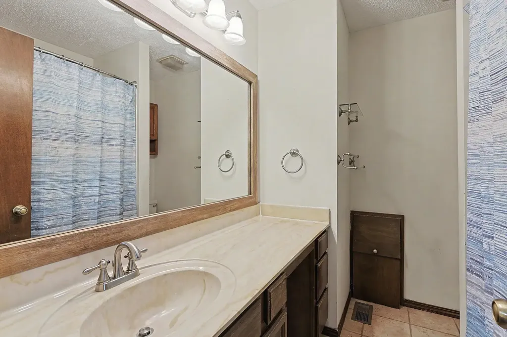 8608 E Mount Vernon Wichita KS 67207