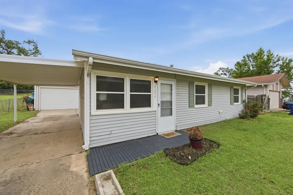 6654 N Longmont Street Park City KS 67219