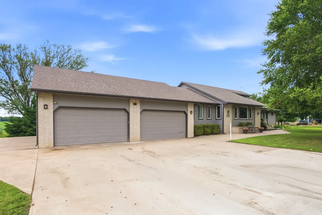 405 Riverview Street Douglass KS 67039-9402