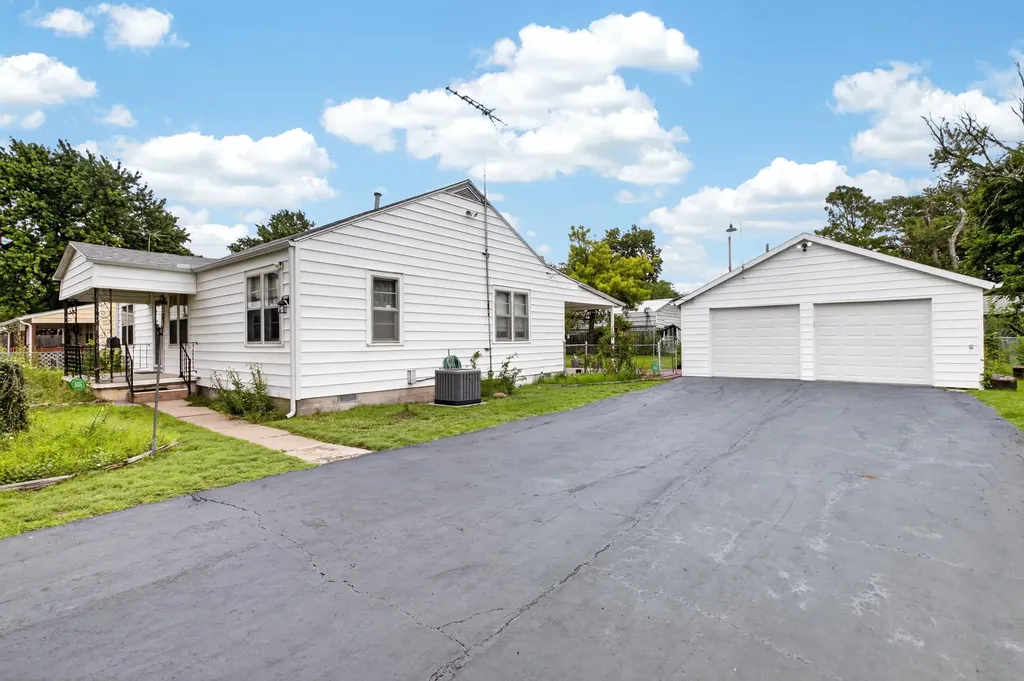 1034 S Vine Street Wichita KS 67213