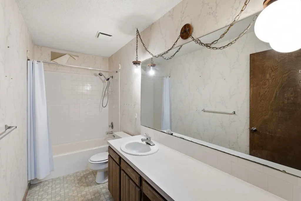 406 N Shefford Wichita KS 67212