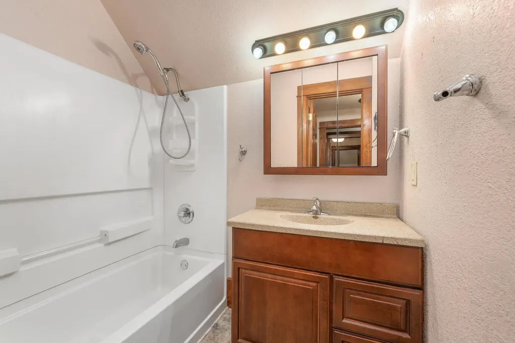 802 N Linden Street Belle Plaine KS 67013