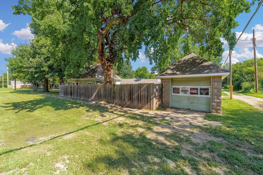 802 N Linden Street Belle Plaine KS 67013