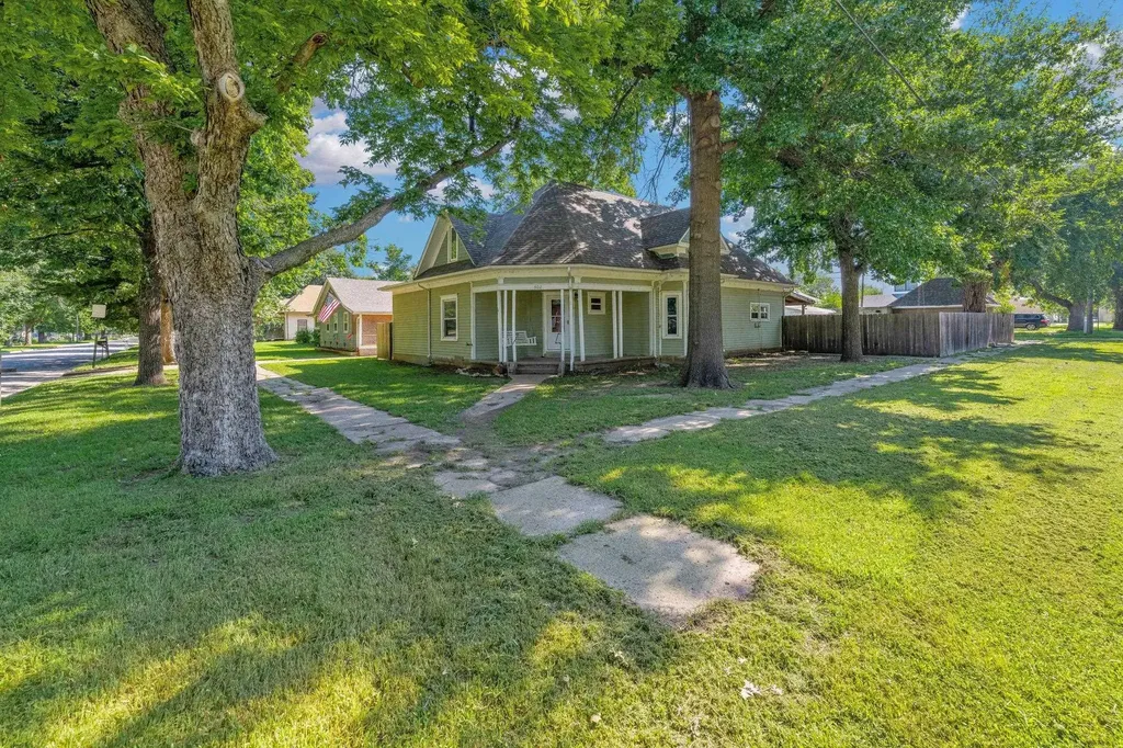 802 N Linden Street Belle Plaine KS 67013