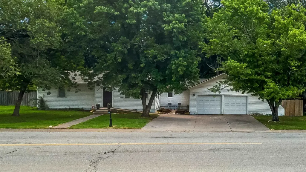 1220 N Money Avenue Augusta KS 67010