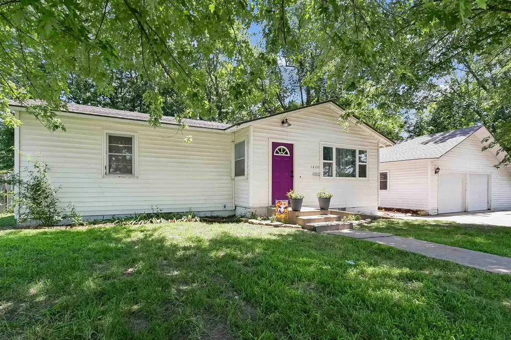 1220 N Money Avenue Augusta KS 67010