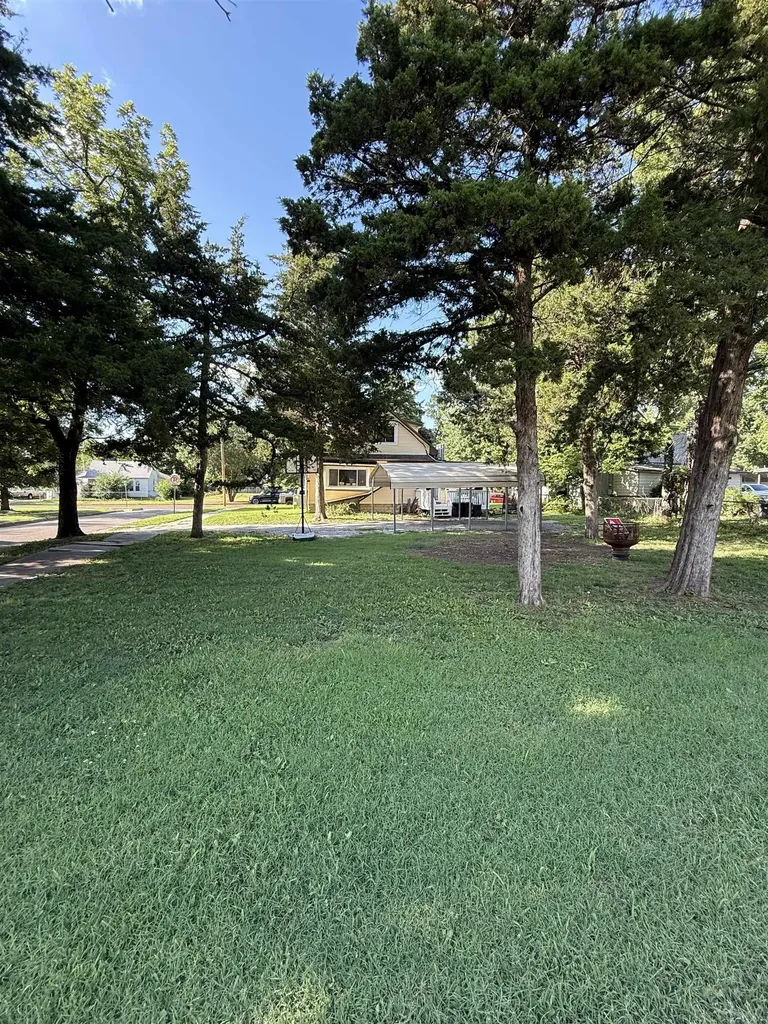 901 E 11th Avenue Winfield KS 67156