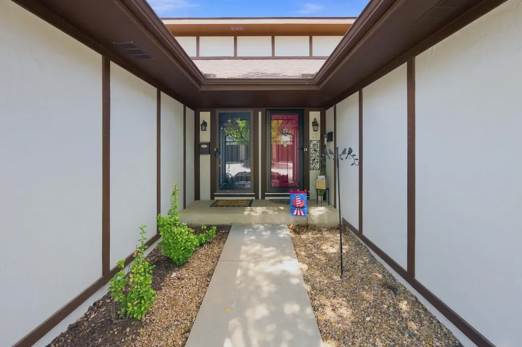 641 N Woodlawn Wichita KS 67208