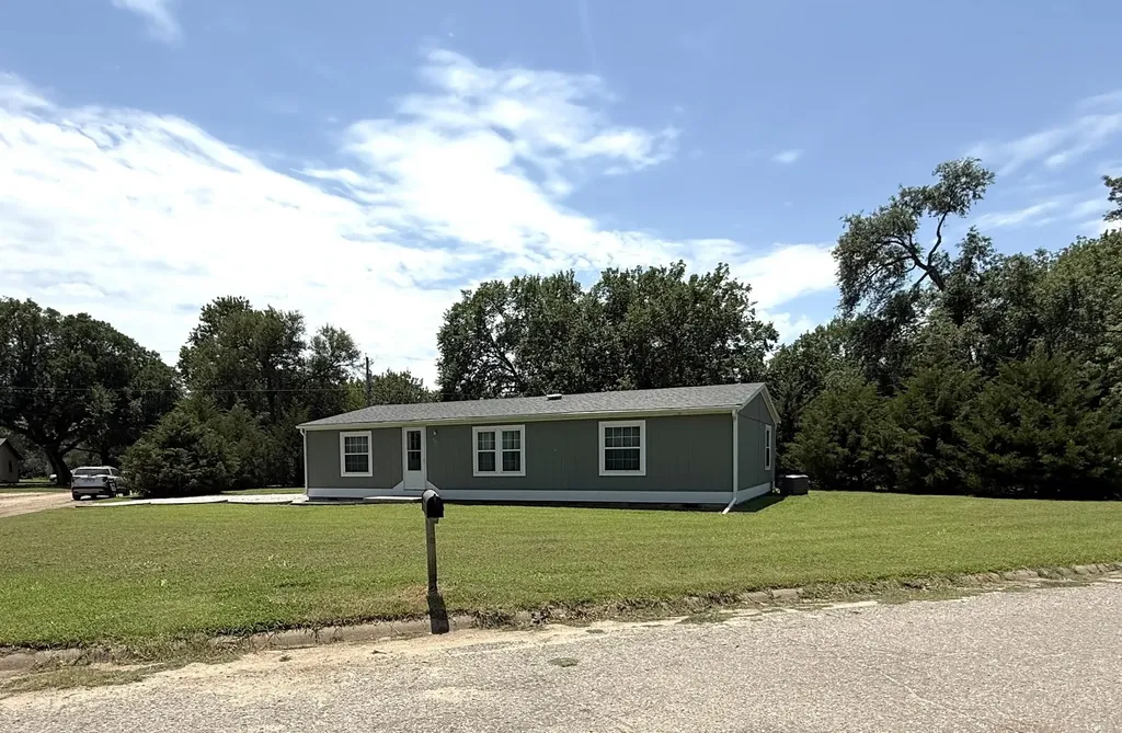 521 E Eighth Street Harper KS 67058