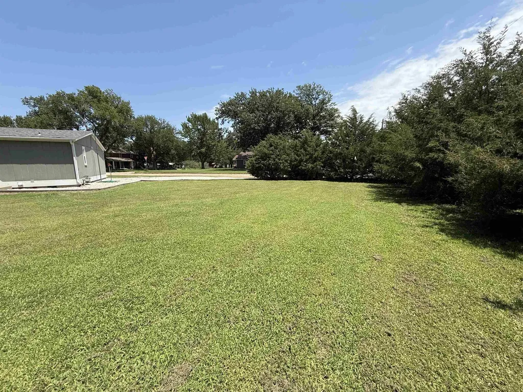 521 E Eighth Street Harper KS 67058