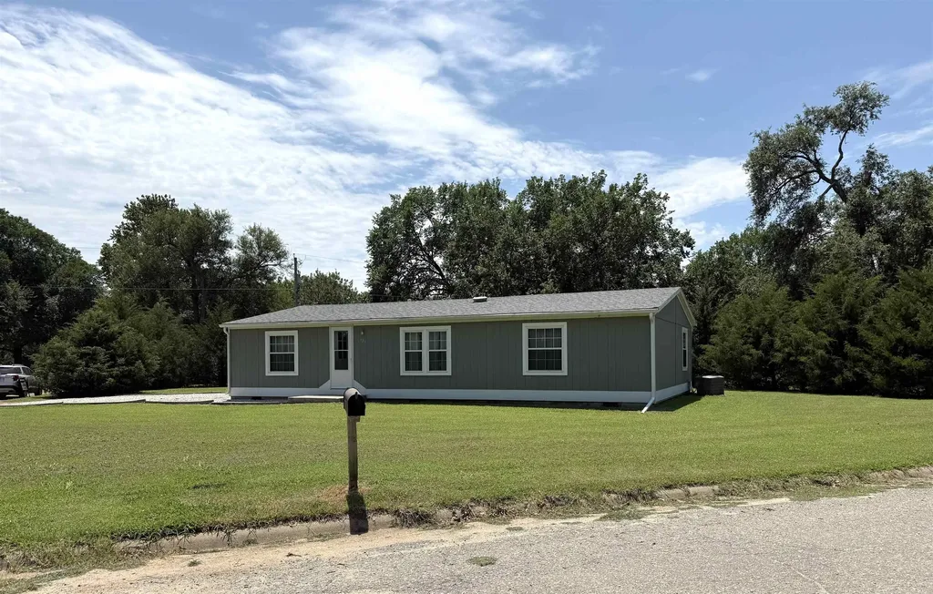 521 E Eighth Street Harper KS 67058
