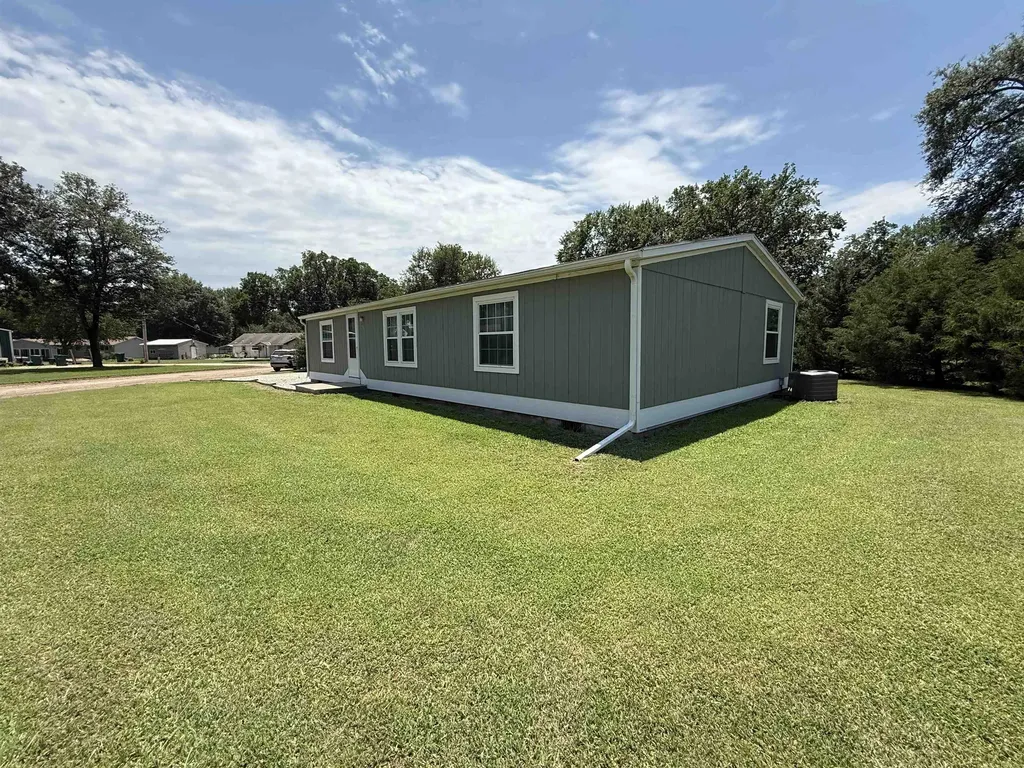 521 E Eighth Street Harper KS 67058