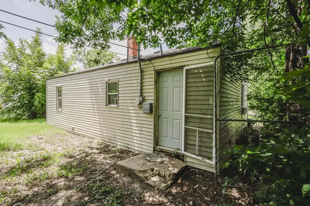 1738 N Poplar Wichita KS 67214