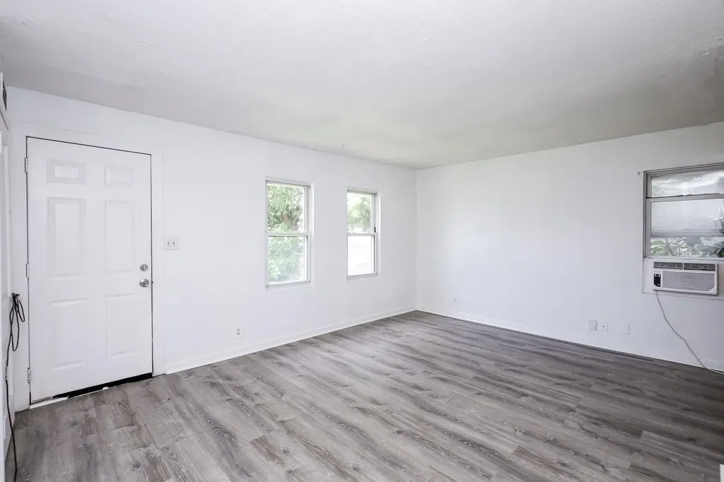 1738 N Poplar Wichita KS 67214