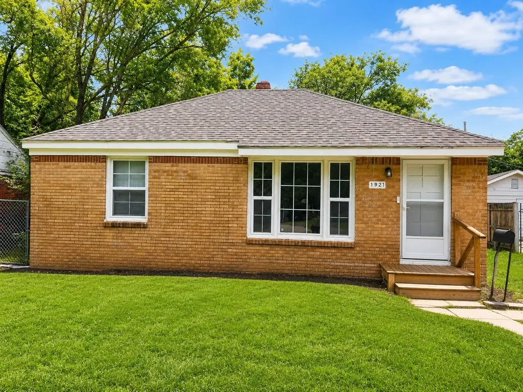 1921 N Madison Avenue Wichita KS 67214-1927