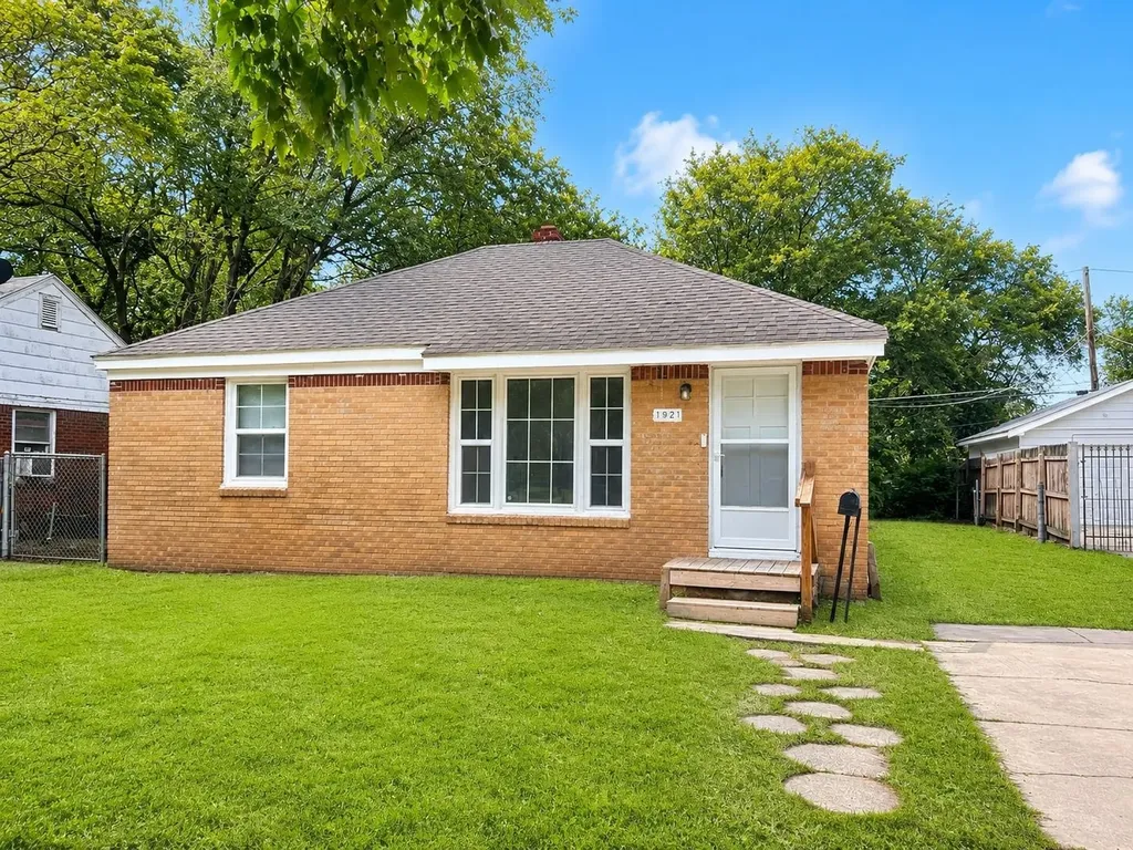 1921 N Madison Avenue Wichita KS 67214-1927