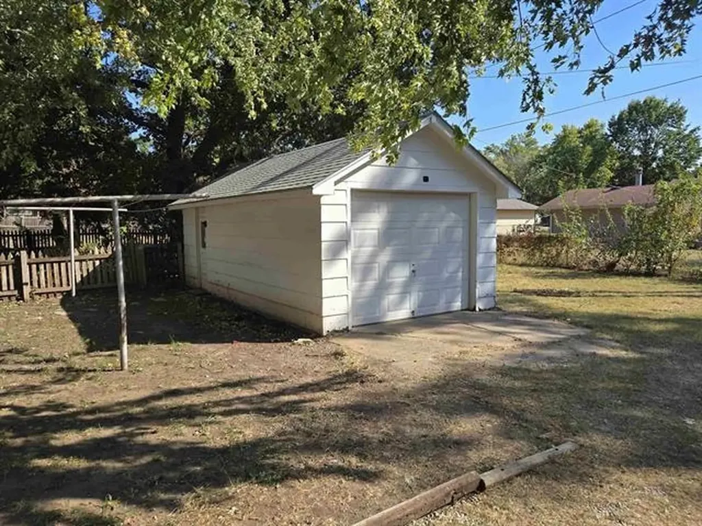 1319 E 12th Avenue Winfield KS 67156