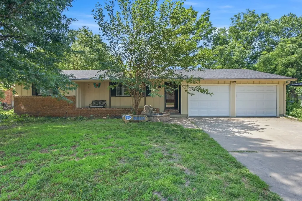 15 Sunset Drive Hesston KS 67062