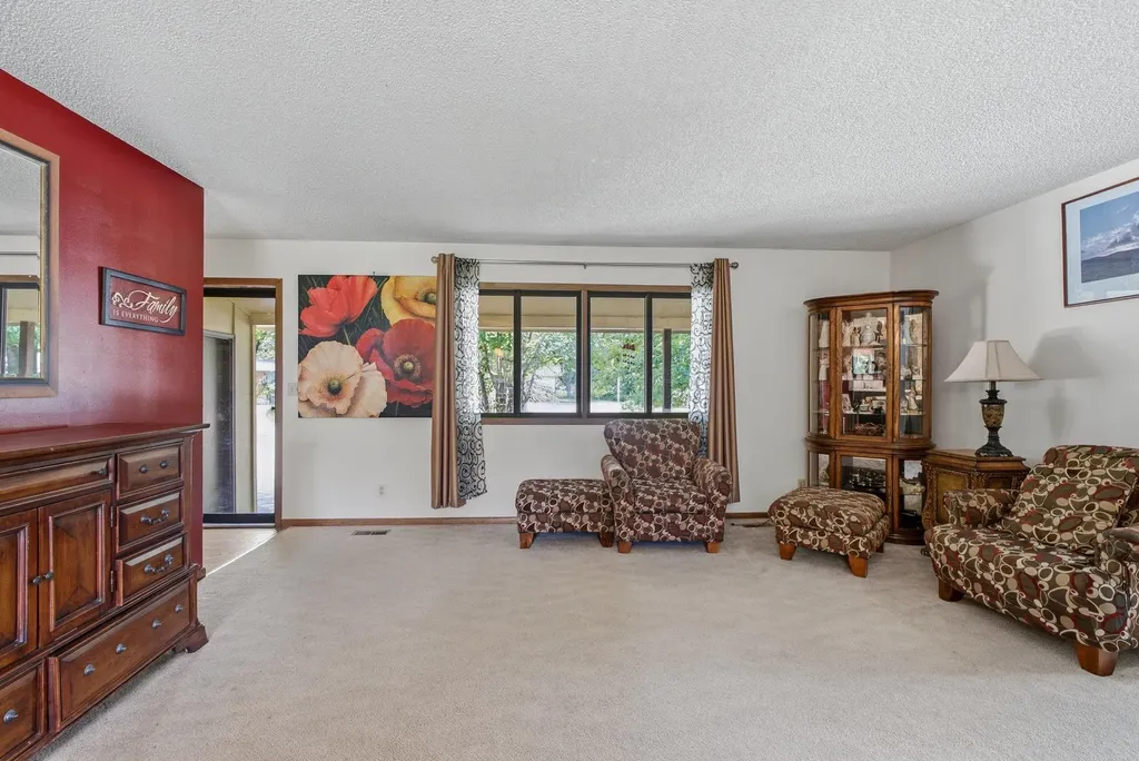 15 Sunset Drive Hesston KS 67062