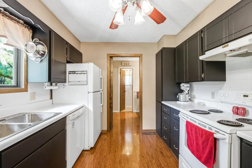 15 Sunset Drive Hesston KS 67062