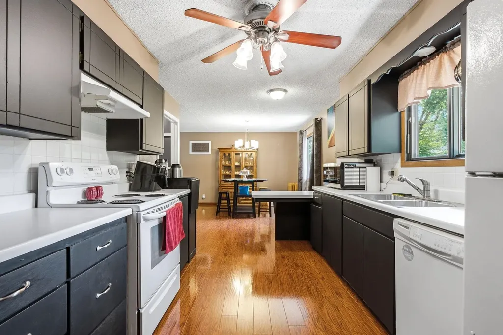 15 Sunset Drive Hesston KS 67062