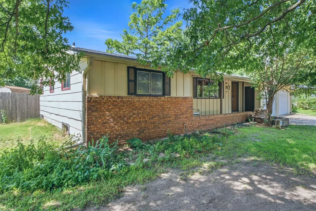 15 Sunset Drive Hesston KS 67062