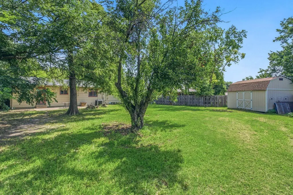 15 Sunset Drive Hesston KS 67062