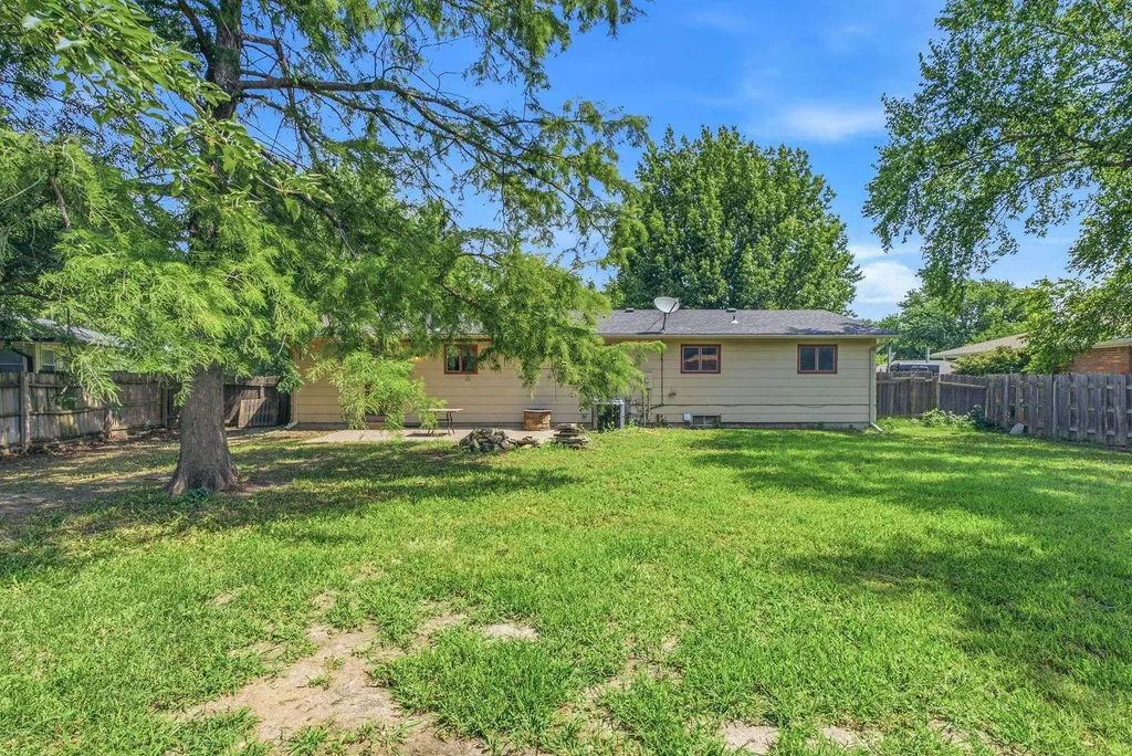 15 Sunset Drive Hesston KS 67062