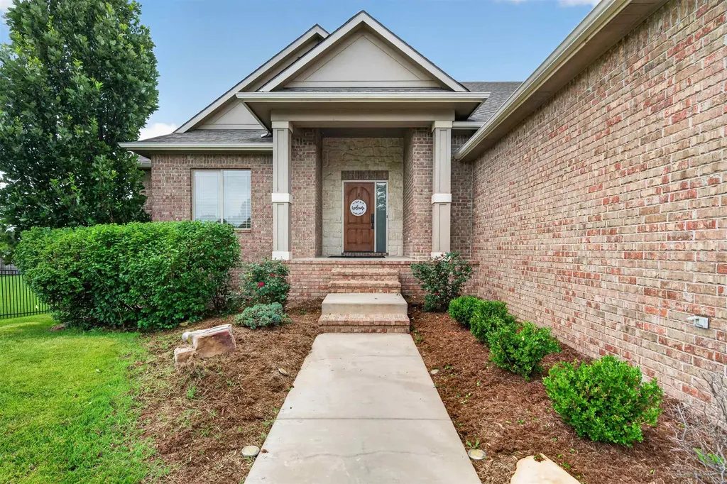 1009 E Rosemont Andover KS 67002