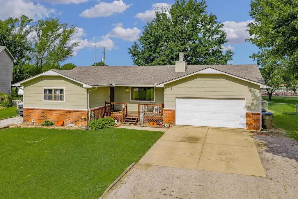 1109 N Burrows Belle Plaine KS 67013