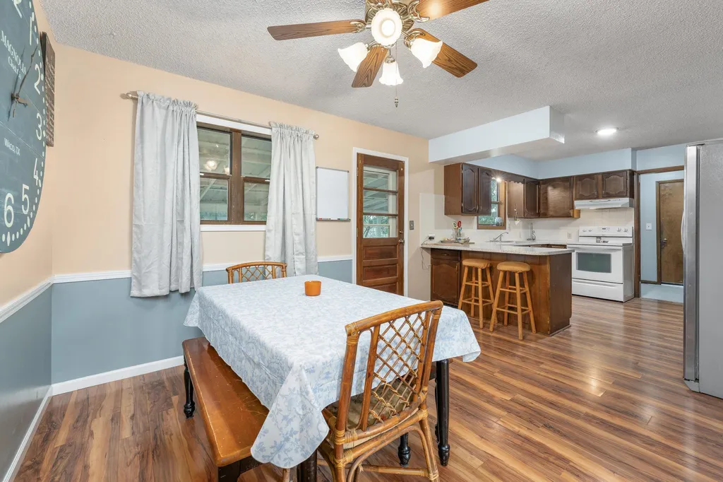 1109 N Burrows Belle Plaine KS 67013