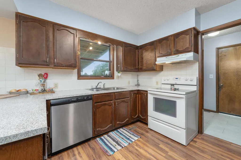 1109 N Burrows Belle Plaine KS 67013